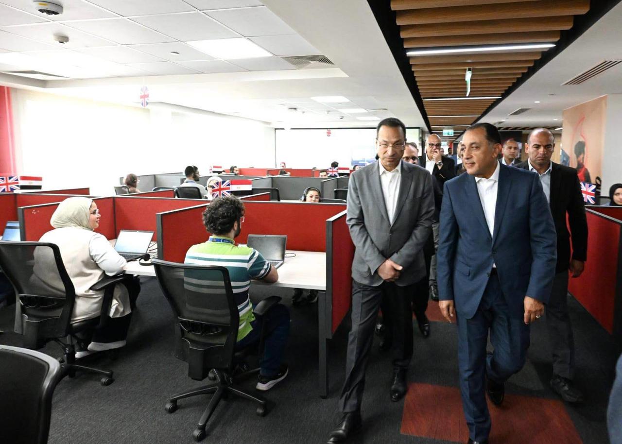 رئيس الوزراء مصطفى مدبولي ووزير الاتصالات رأفت هندي يتفقدان صالة العمليات بشركة فودافون للحلول الذكية  VOIS بالإسكندرية
