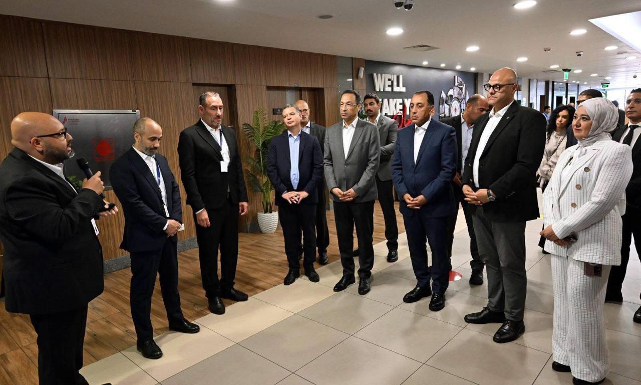 رئيس الوزراء مصطفى مدبولي ووزير الاتصالات رأفت هندي والرئيس التنفيذي لإيتيدا أحمد الظاهر يستمعون لعرض تقديمي في شركة ساذرلاند با