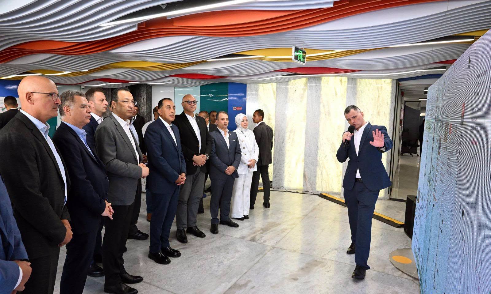 رئيس الوزراء الدكتور مصطفى مدبولي ووزير الاتصالات رأفت هندي والرئيس التنفيذي لإيتيدا أحمد الظاهر يستمعون لعرض تقديمي من المدير ا
